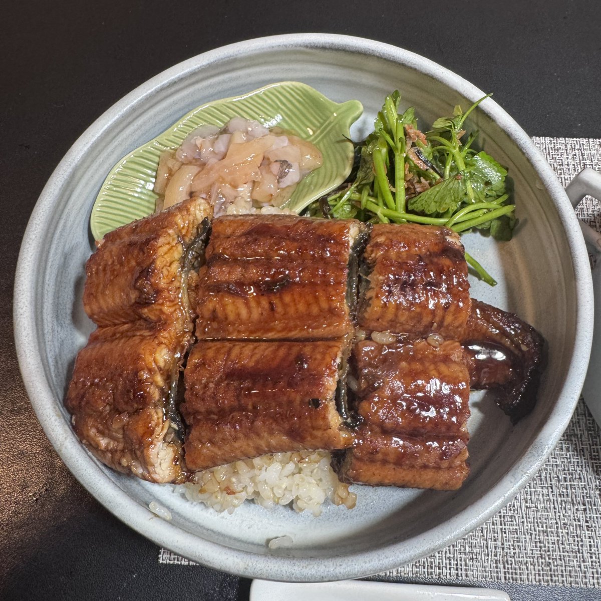 438_beansroom's tweet photo. お取り寄せ鰻
せりの中華スープ
せりのあえもの
たこわさ https://t.co/mfpOfPOZGx