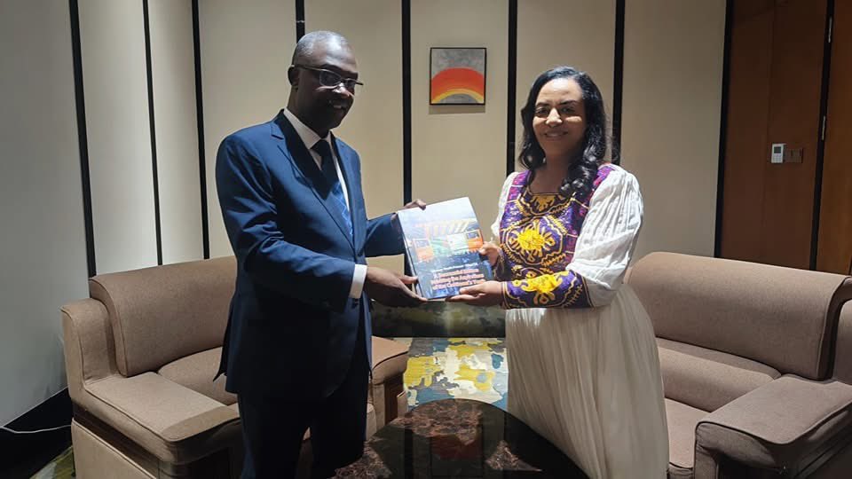 "لِقاء مُثمر ذلك الذي جمعني اليوم بوزيرة المرأة والشؤون الإجتماعية الاثيوبية السيدة "إرجوجي تسفاي"، ميّزه مناقشة القضايا المشتركة بين الشباب الجزائري والاثيوبي والافريقي على وجه العموم، بُغية الانخراط في مسعى التمكين للشباب الافريقي في مختلف المجالات".