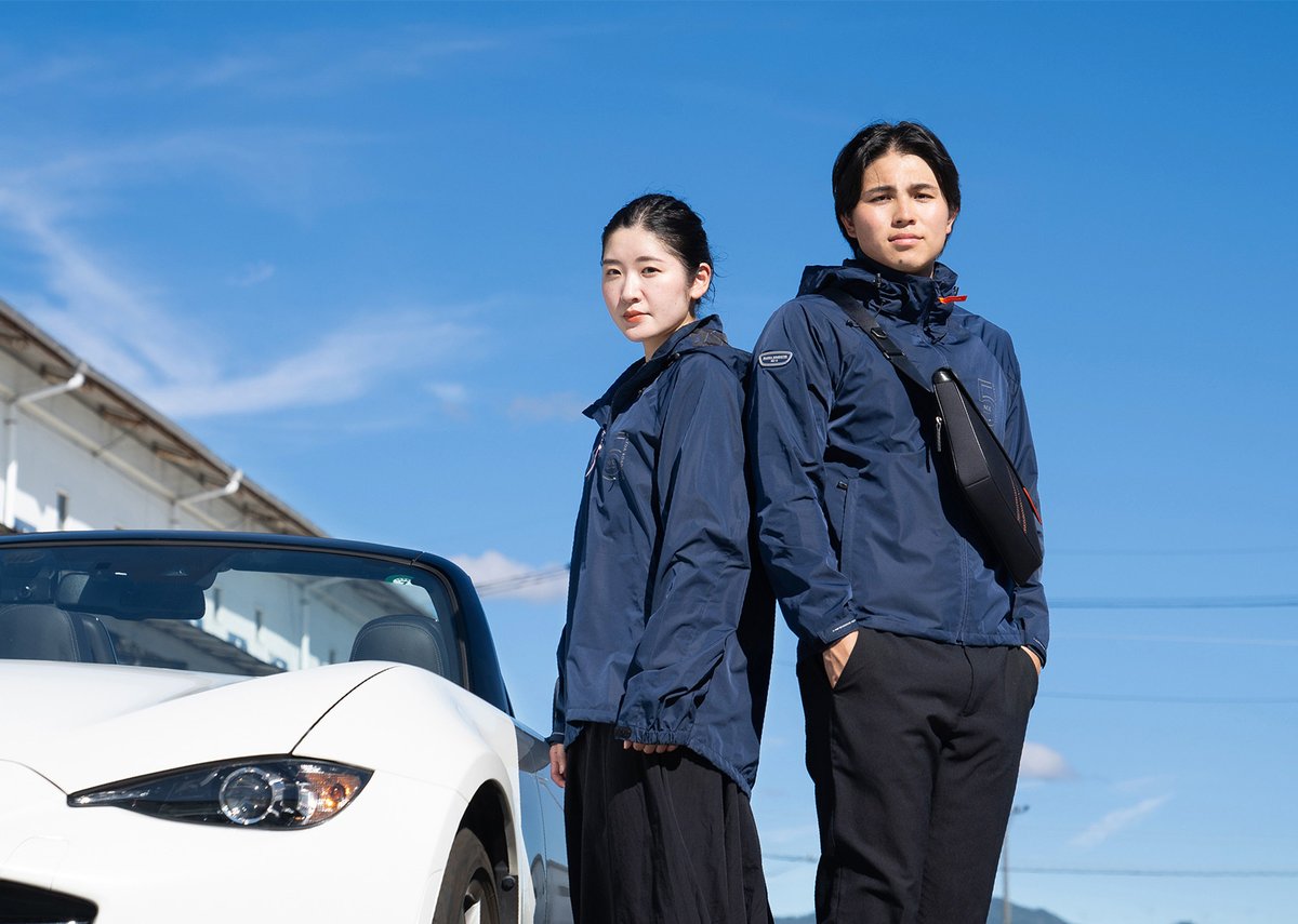 ◇#Mazdaクイズ◇​​
明日4/5は「#オープンカーの日」だそうです🚗​
そこで歴代ロードスターのエッセンスを詰め込んだ「ライトウエイトジャケット」のクイズです。​
フード裏などに施されたデザインはどちらでしょう？​

A. ユーノスロゴ​
B. 文字パターン(NA/NB/NC/ND)​

正解は4/7(月)に発表します✨