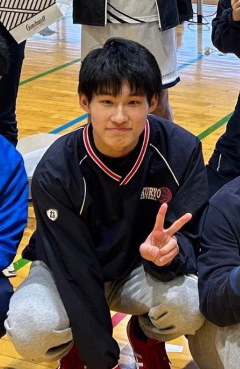 hamamedhandball's tweet photo. ハンド部員紹介⑱
ひろとさん(新3年)ポジション：左サイド
背が高くすらっとしており、スタイル抜群。判断力があり空いているスペースに走り込みパスを受けシュートを決める。百人一首が得意で学校の大会で優勝したことがあるとか。趣味は漢字で、人の名前はフルネームで覚えて一度聞いたら忘れない。 https://t.co/OjtCUTkoxW