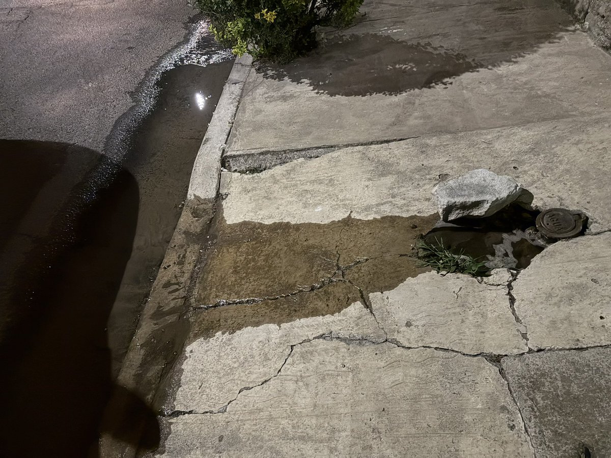 JessyLajud's tweet photo. @AguadePuebla Reportamos una fuga de agua desde las 10 AM y hasta ahora nadie ha venido a arreglarla. Con la escasez que tenemos, es inaceptable que sigan desperdiciándose litros y litros mientras ustedes no hacen nada. ¡Urge solución! #FugaDeAgua #Puebla https://t.co/PF7XcuutP8
