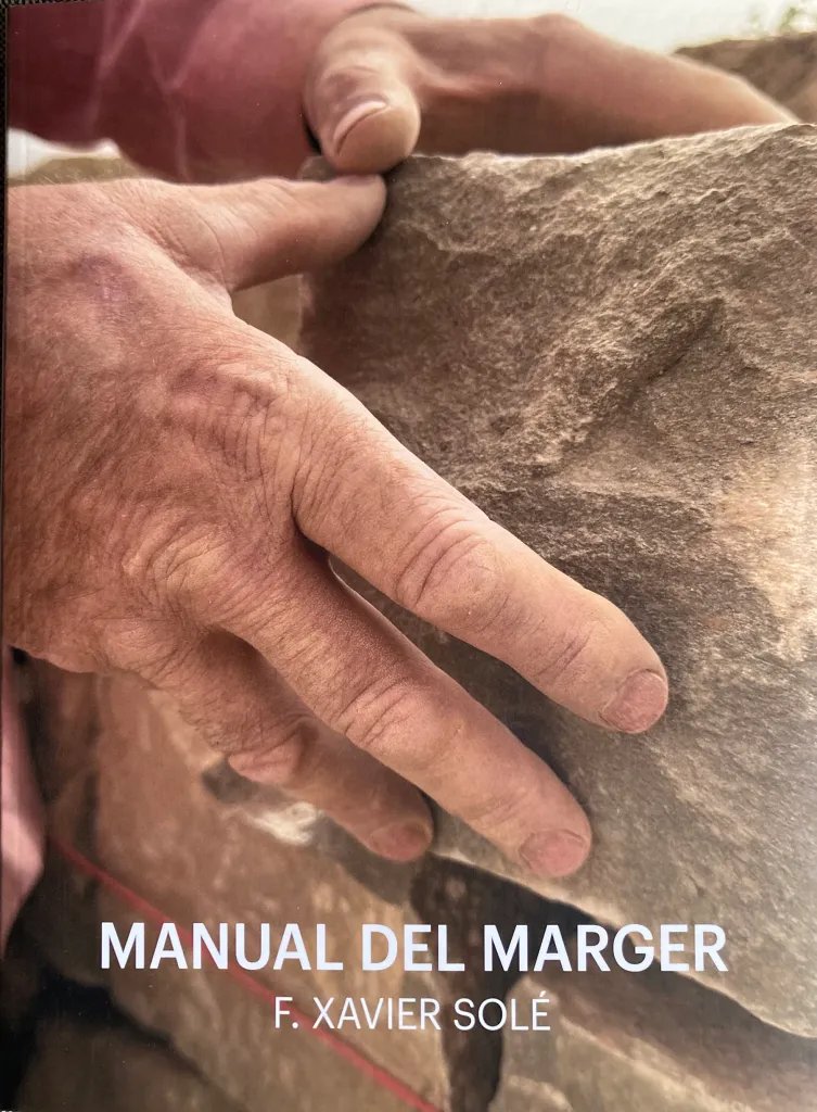 F. Xavier Solé ha dedicat la vida a entendre i treballar la pedra seca. Marger, restaurador i llicenciat en Belles Arts.
Ara ens regala un llibre que ensenya a veure, mirar i observar les construccions de pedra seca.

Més informació 👉 loom.ly/JqGYZF0
#CulturaPopular