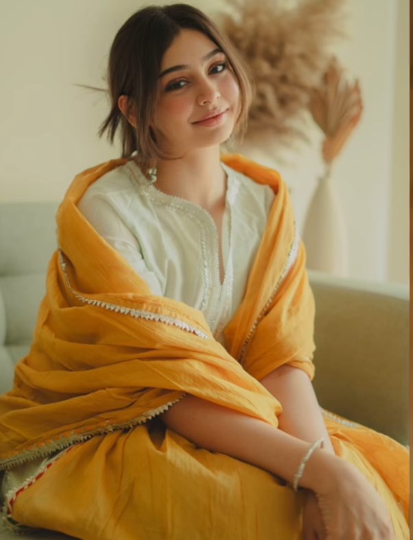 RiverPhiNicks13's tweet image. My favorite girls are in my favorite color #NitiTaylor #YumnaZaidi