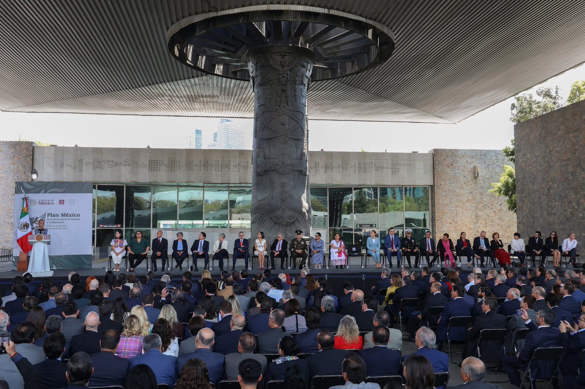 EdnaElenaVegaR1's tweet photo. Acompañamos a la presidenta @Claudiashein a la presentación del #PlanMéxicoFuerte 🇲🇽

Sin duda tenemos #MuchaPresidenta y estoy segura que no defraudará al pueblo de México en este camino de fortalecimiento a la economía y el bienestar de las familia. https://t.co/AUL5BCWe1c