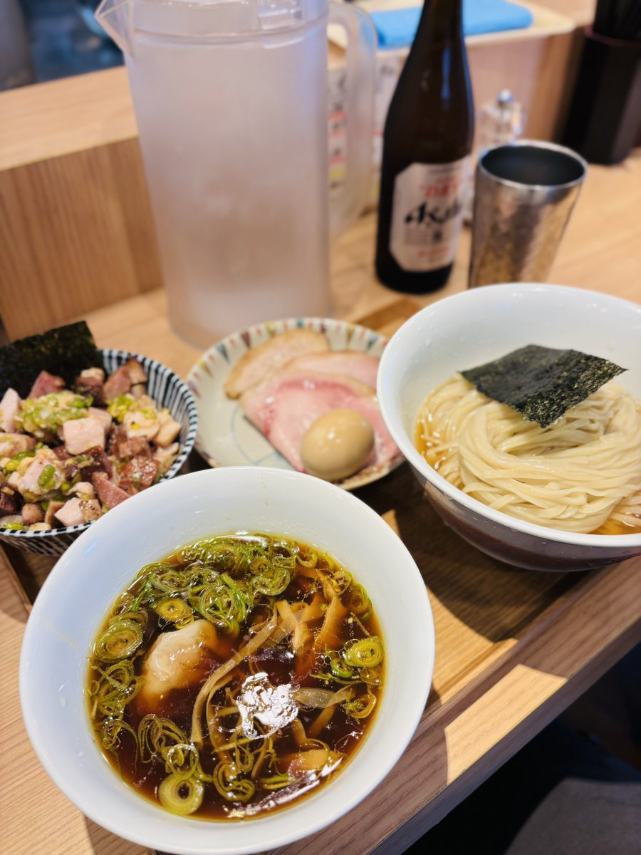 fighting_cock51's tweet photo. 中村麺三郎商店@相模原
・特製醤油つけ麺+大盛り+炙りﾁｬｰｼｭｰﾈｷﾞﾀﾚご飯

本枯れ節昆布水を纏った自家製平打ち麺、旨み溢れるキレキレ醤油つけ汁、極上のTP
異次元の至高のつけ麺(ᵒ̴̶̷᷄ᾥ ᵒ̴̶̷᷅  )
炙られて香ばしいチャーシューと旨旨ネギタレでご飯をかき込む
🍺飲むのも忘れるほど… https://t.co/v0dDUhIBOx