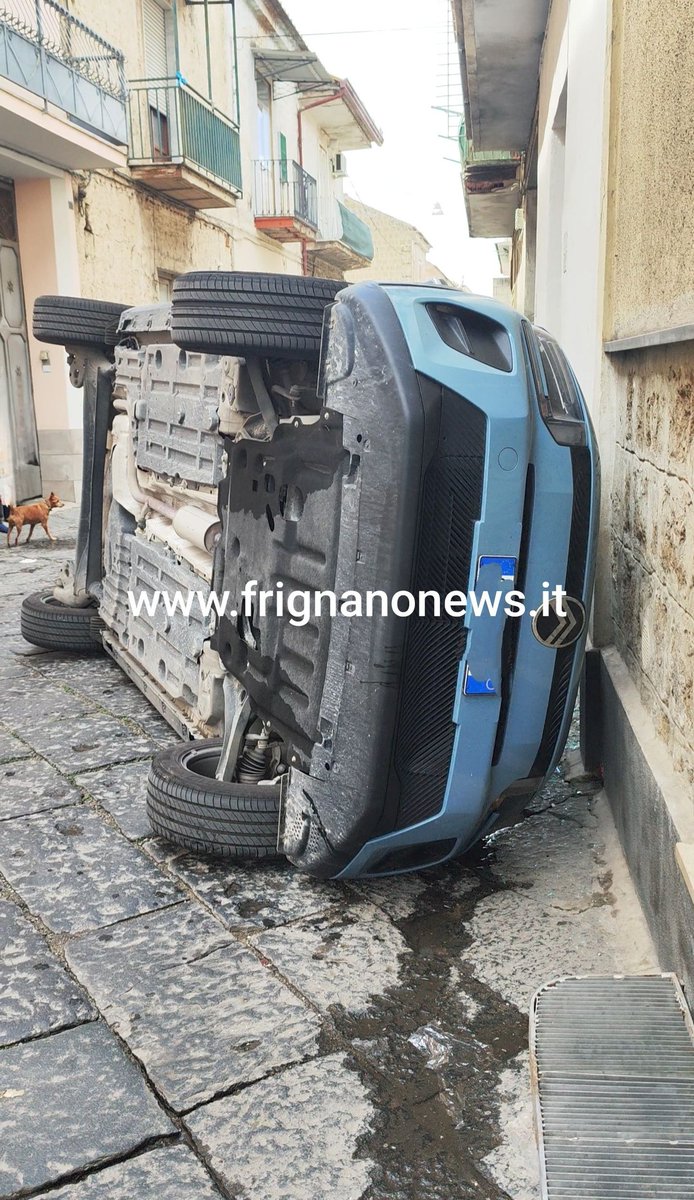 FrignanoNews's tweet photo. ATTENZIONE!
via 4 Novembre, un’auto si è capovolta dopo aver urtato un veicolo parcheggiato sul lato destro della carreggiata. Le cause dell’incidente sono ancora in fase di accertamento, ma per fortuna le persone a bordo non hanno riportato ferite. https://t.co/x6yJwMS2pE