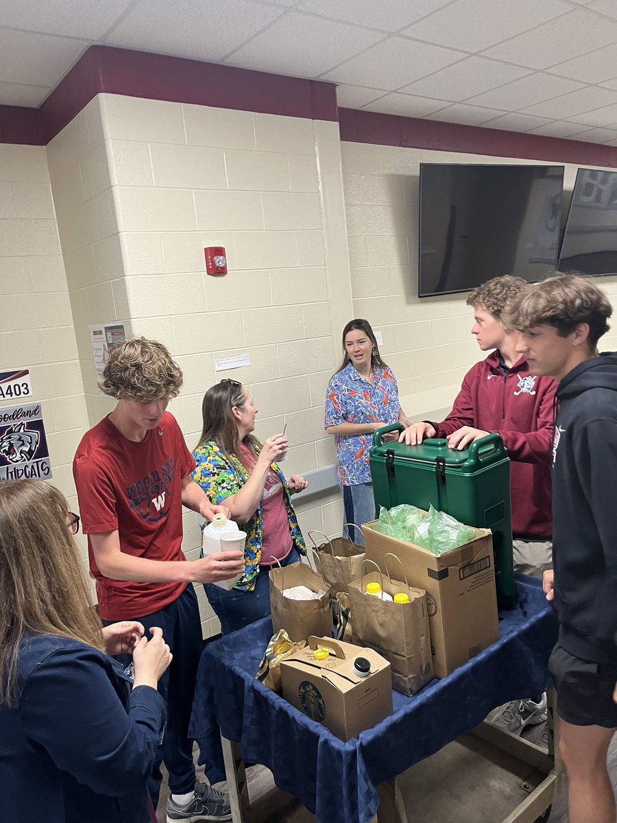 WHS_CATS_BBALL's tweet image. Our basketball players enjoyed the morning passing out coffee to our amazing teachers. Just a small gesture for all the great things our teachers do for WHS! @WHSCartersville @woodlandsports