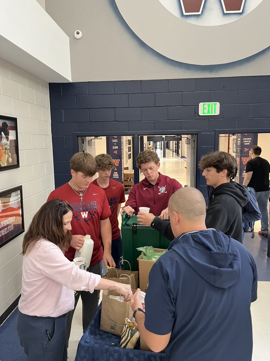 WHS_CATS_BBALL's tweet image. Our basketball players enjoyed the morning passing out coffee to our amazing teachers. Just a small gesture for all the great things our teachers do for WHS! @WHSCartersville @woodlandsports