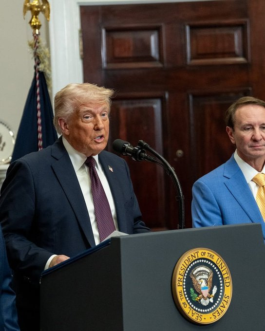 Almost half of Americans don’t like President Trump,if you like him leave a red heart ❤️