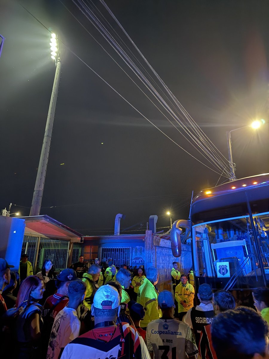 Christiaan Triebert (@trbrtc) on Twitter photo It's time for the #ThursdayQuiz. What is going on in this photo? Where was it taken? And when?
Follow <a href="/quiztime/">Verif!cation Quiz Bot</a> for near daily open-source investigative quizzes.
🤝 Reply all = collaboration
👇 Reply in thread = answers
🔃 Retweet = invite others It's time for the #ThursdayQuiz. What is going on in this photo? Where was it taken? And when?
Follow <a href="/quiztime/">Verif!cation Quiz Bot</a> for near daily open-source investigative quizzes.
🤝 Reply all = collaboration
👇 Reply in thread = answers
🔃 Retweet = invite others