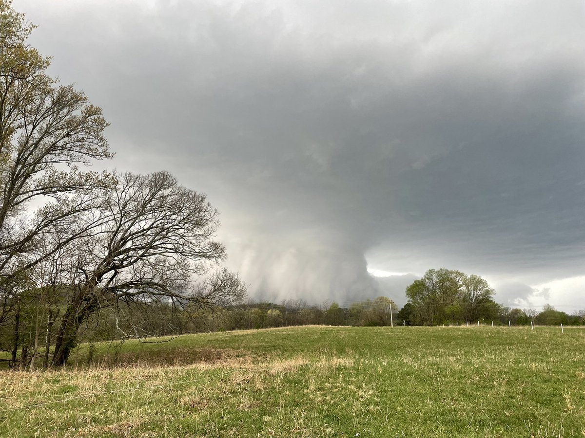 justindickmeyer's tweet photo. @ryanhallyall just west of Spring Hill and north Columbia Tennessee. Something cooling up here? https://t.co/N2SmVrFhWa
