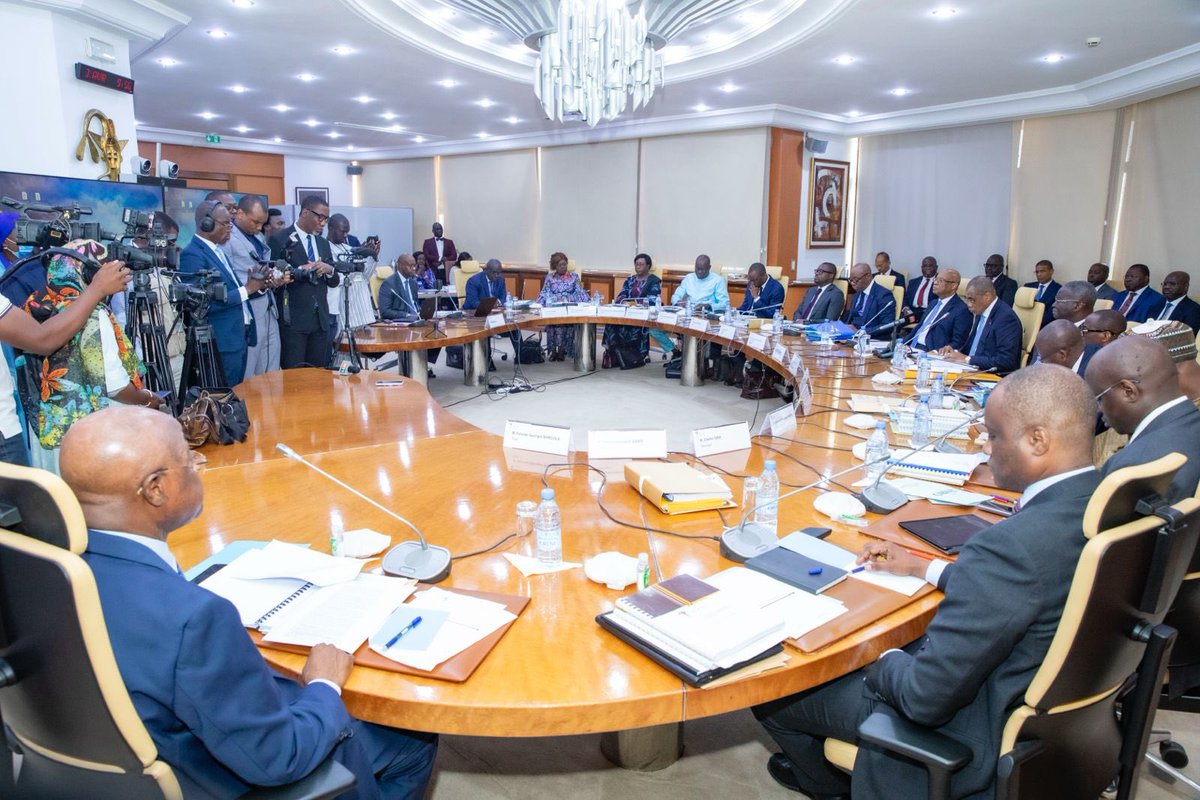 Conseil des Ministres de l’UEMOA. Nous avons fait le point de la situation de l’Union. Entre autres sujets abordés, l’inclusion financière de nos populations, un impératif qui passera par l’innovation, notamment des fintech, et la digitalisation de nos économies. #senegal
