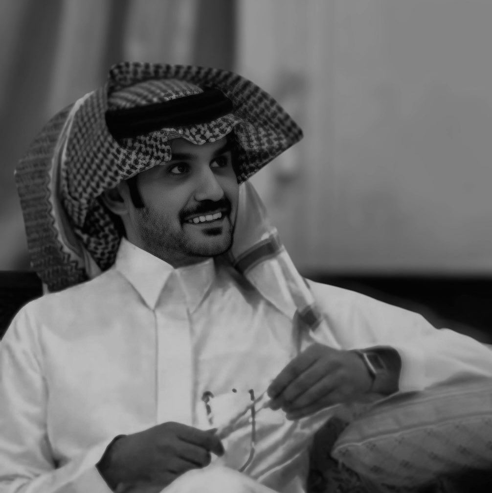 يا ملهمتني . . . فـ التلاقي و الغياب 
متى الليالي فالهوى العذري تروف

يا اصدق عذر واصدق وجع واصدق جواب 
اثر التعب وياك .. ماهوب مْخلوف 

كن قدك الميّاس ، لـ اخطاه الصواب
يجاوبه خصر(ن) ، من الجوع مْعسوف 

اليا جلستي ، ما يقاومك السحاب
يصب في جوفك من الحسن معروف
- راكان بن ملهي