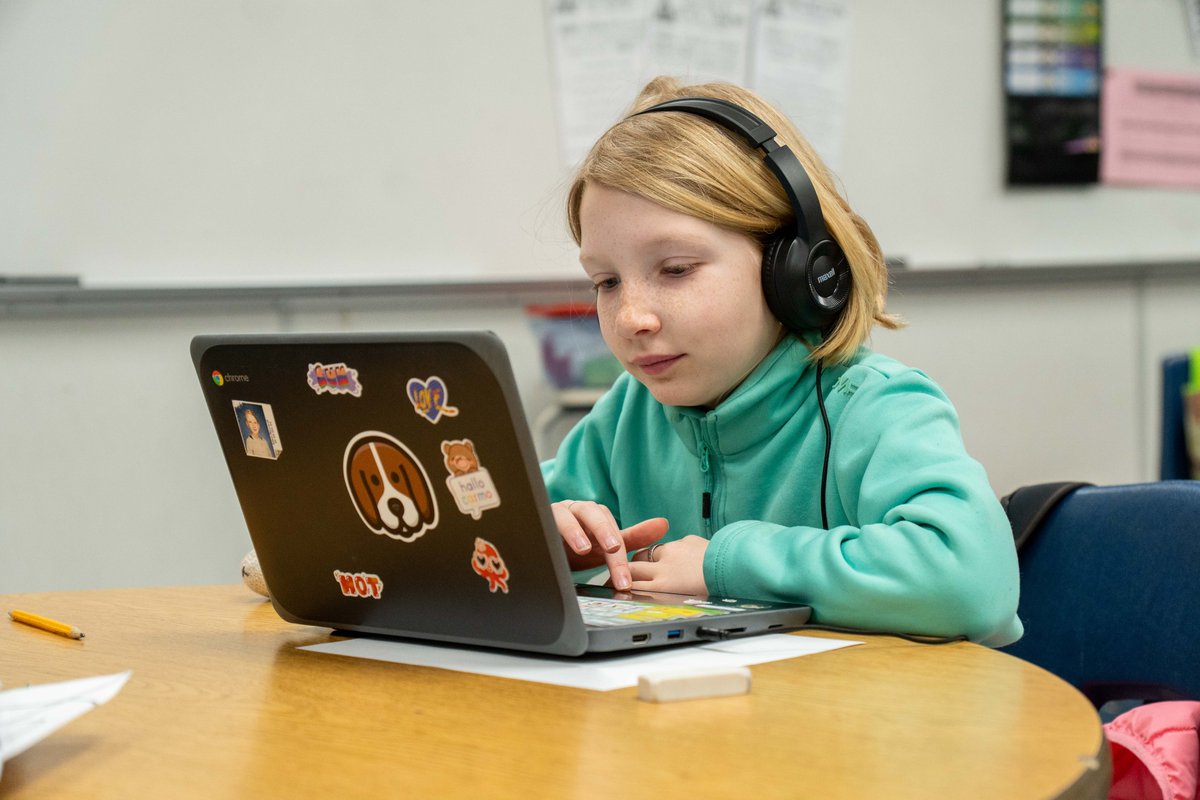 WestVanSchools's tweet photo. At Bowen Island Community School, we're all about growing minds and bodies! 📚✏️ Students are practicing reading, writing, and physical literacy to become strong learners and active kids! 🌟💪 #LearningAndMoving #BowenIslandSchool #WestVanEd https://t.co/VfVIiHLTqk