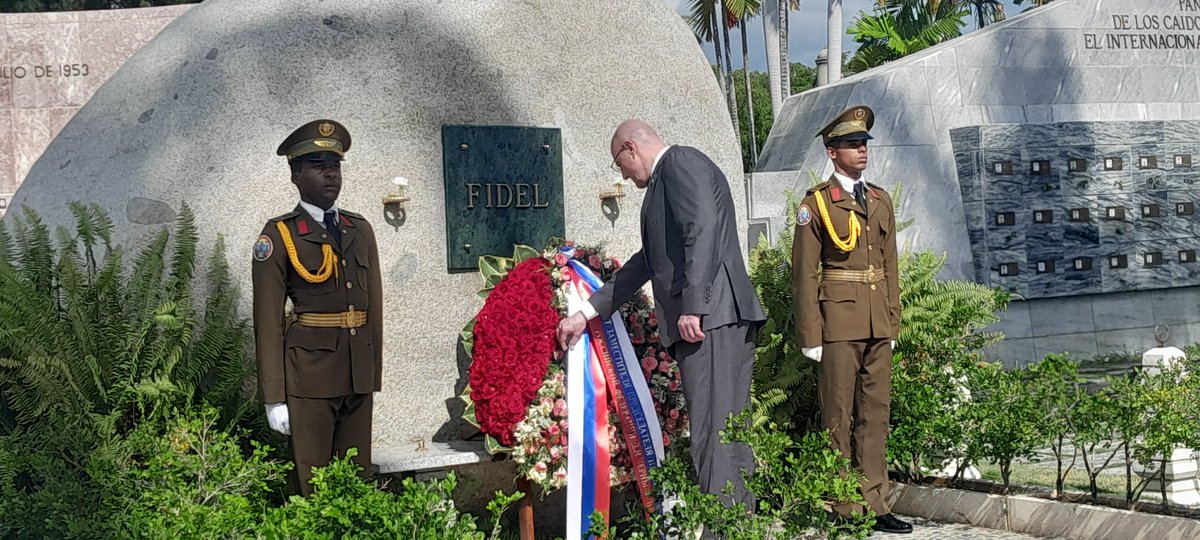 Dimitri Chernishenko, vicepresidente del Gobierno de la Federación de Rusia, rindió tributo hoy en el cementerio patrimonial Santa Ifigenia, de esta ciudad, al líder histórico de la Revolución cubana, #Fidel Castro Ruz.  
#SantiagodeCuba <a href="/ACN/">𝖆𝖑𝖊𝖝</a>