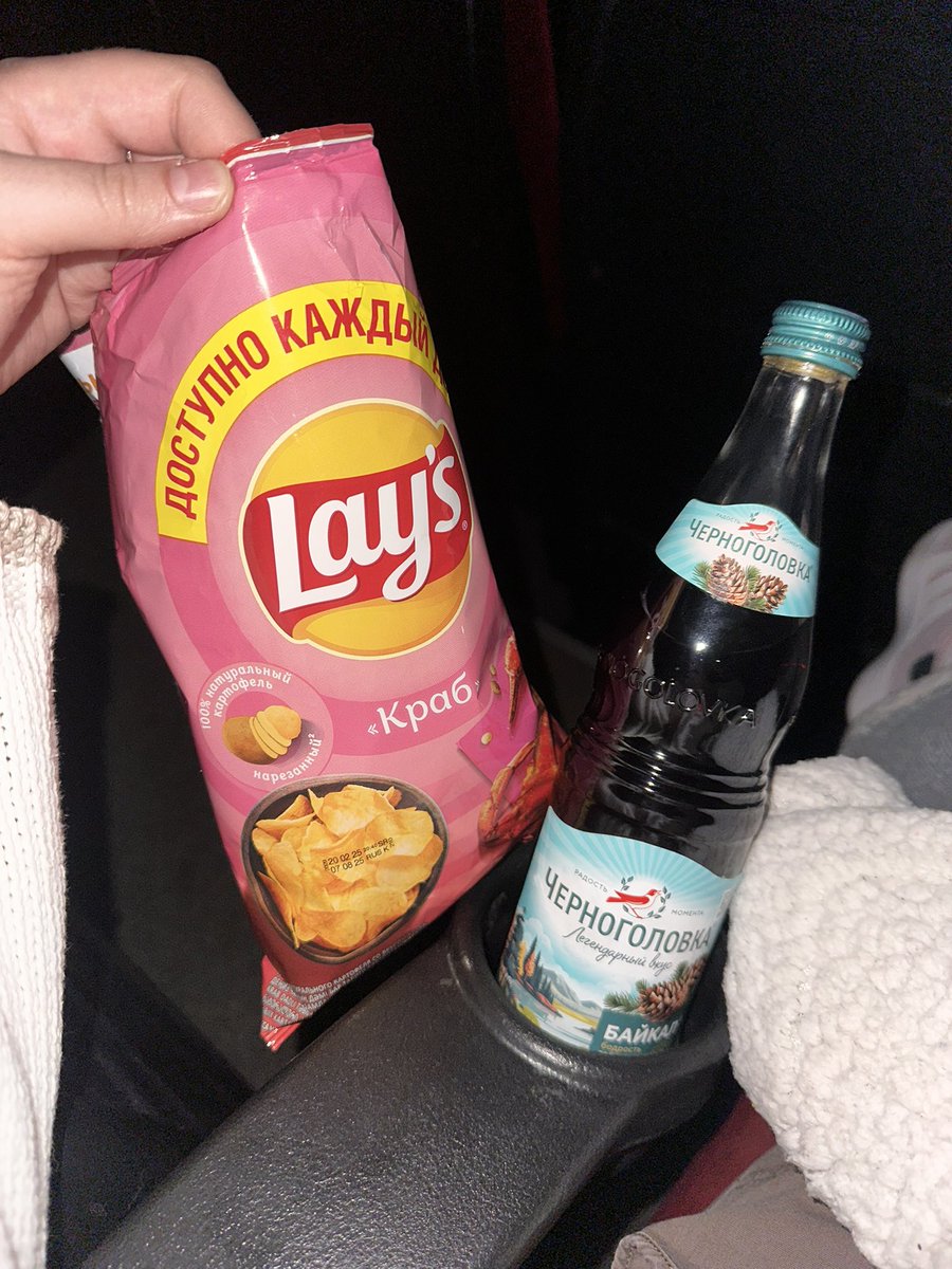 я сидела в кинотеатре своей деревни, хрустя моим любимым крабом и попивая байкал, пока мы с моей любимой младшей сестрой смотрели на КАК ВСЕГДА СЕКСИ дженну ортегу и злых единорогов.

идеально!!!!