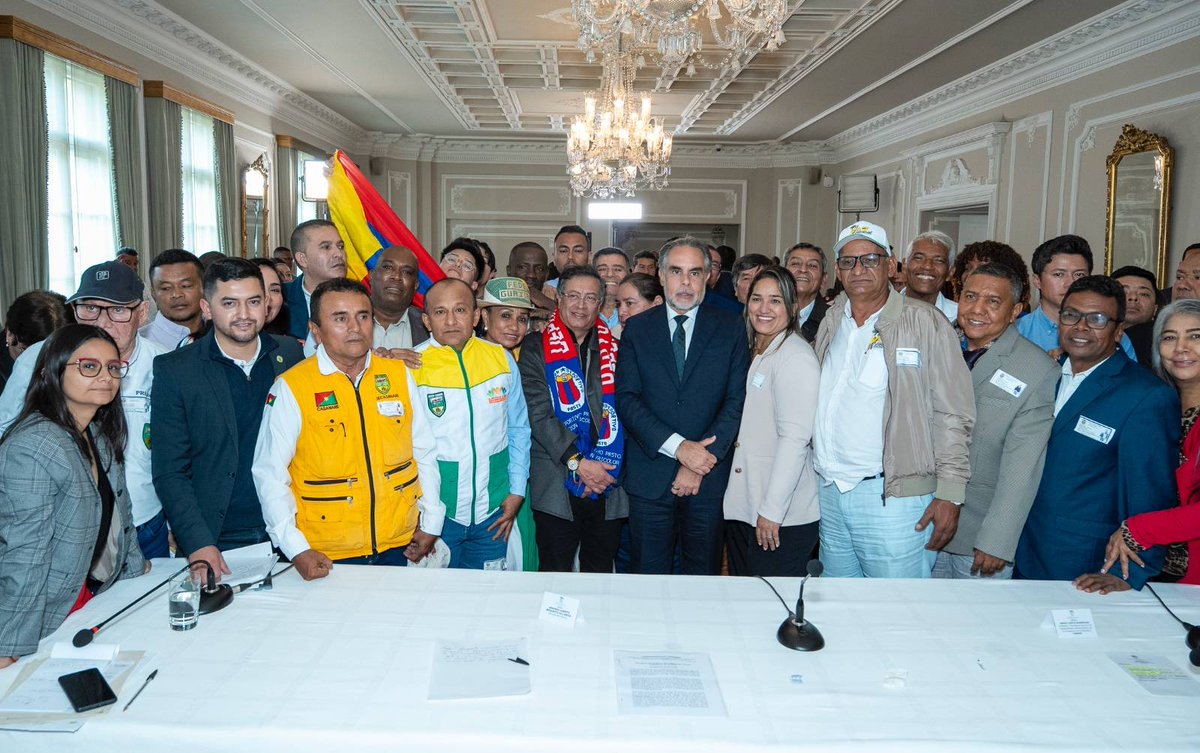 Con la Confederación nacional de juntas de acción comunal. A configurar en cada acción comunal los comités por el SI