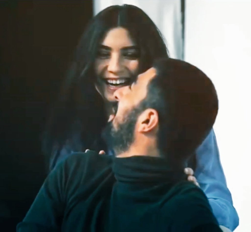 Alebra2017's tweet photo. Hola #EnTuMundo
Por acá sigo soñando con nuestros 👑 👑 ... cada vez que los veo quedo atrapada en ellos 😍🥰😘
#EnginAkyürek
#TubaBüyüküstün
#EnTuForever
#EnTu 🤍❤️
#MasEnTuQueNunca https://t.co/RZkRkEh88o