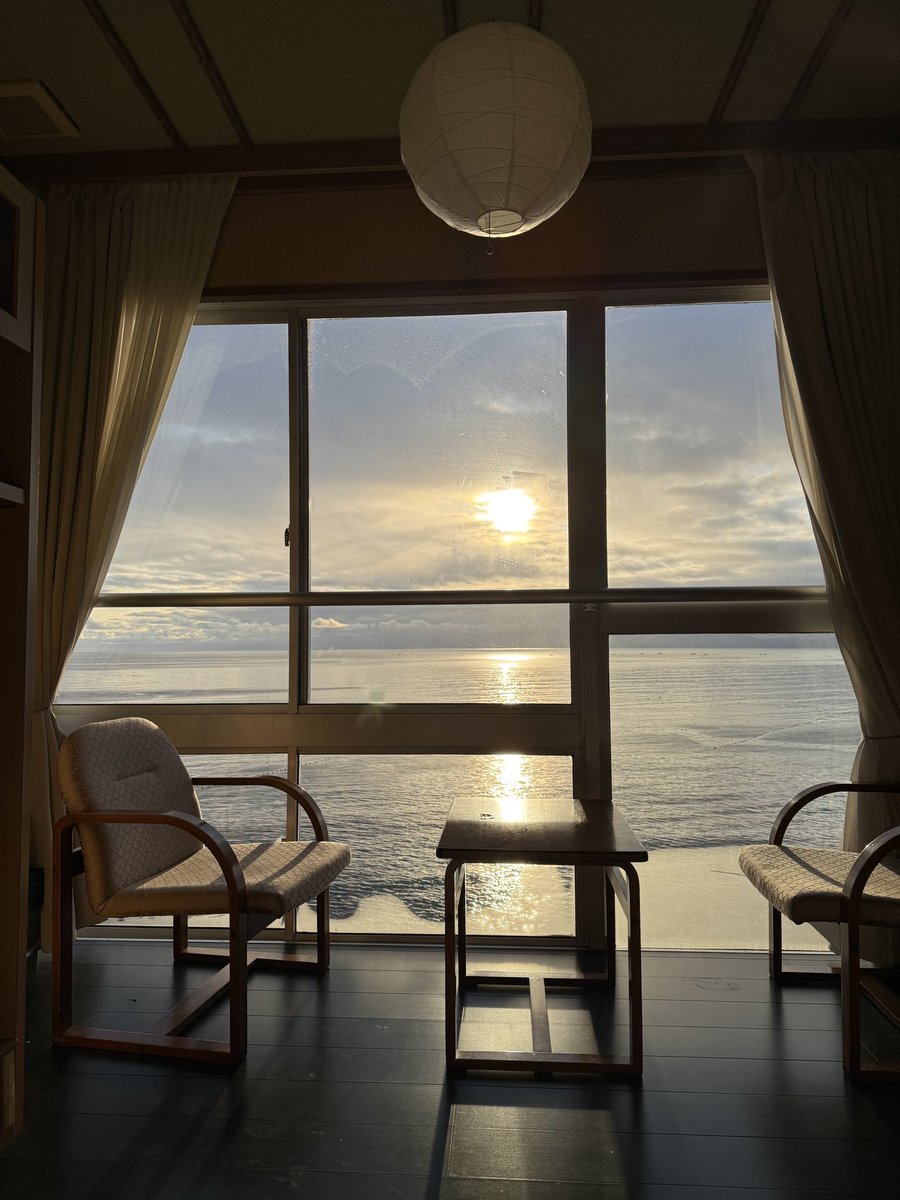 ChonWolson's tweet image. ベッドから朝日が見えます。新しい日の始まり☀️