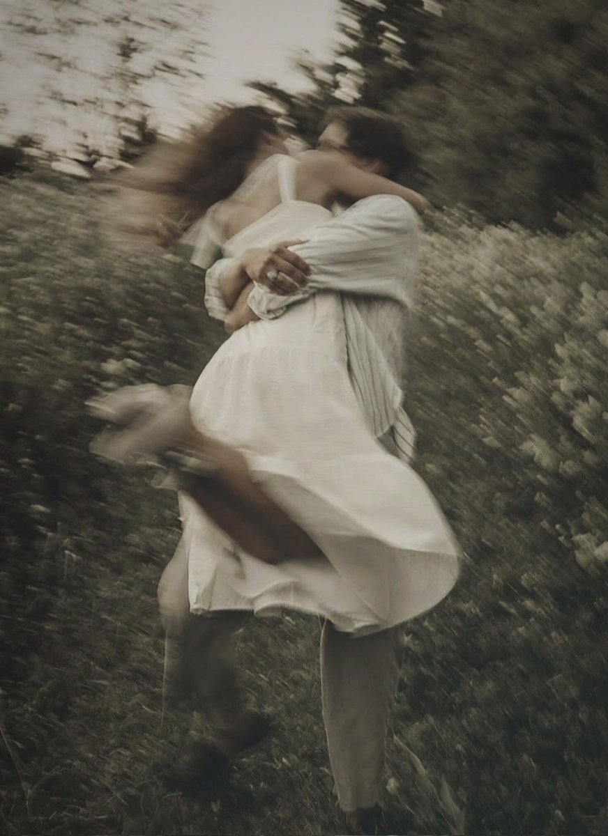 "En tu abrazo encuentro mi hogar, en tu amor mi eternidad. Contigo, cada giro es un nuevo comienzo."
