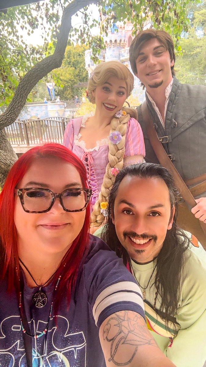 xxbeauteevilxx's tweet photo. Best Day Everr!!!๐ธ๐ผ #Disneyland #RapunzelAndFlynn #DisneyDays @Disneyland @BenavidesVal https://t.co/KfazAtD0KC