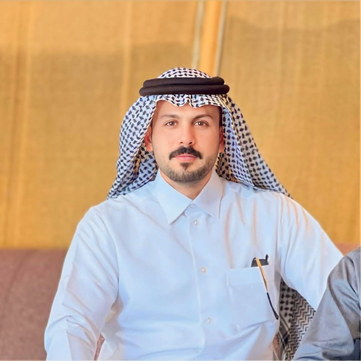 "إياك أن تنحني لأحد أبداً ؛ فرأسك لم يُخلق في الأعلى عبثاً."

- تشي جيفارا ।📗