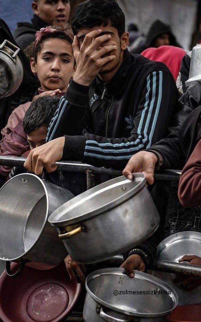 Söz tükendi,
ses tükendi,
nefes tükendi,
Un tükendi,
ilaç tükendi,
hayat tükendi Gazze'de 🥀

#noflouringaza