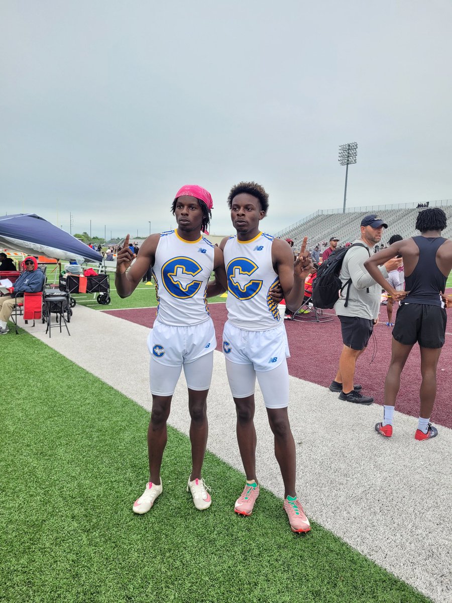 The Double Up!! District Champions in th 100, 200, 110H, 300H!! #twining <a href="/ja_lloyd77/">Ja</a>