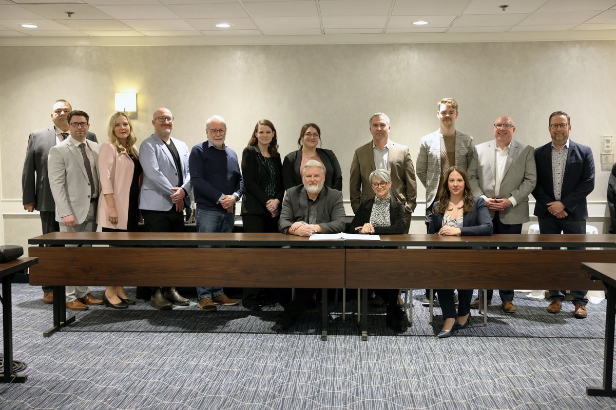 SaskTeachersFed's tweet photo. Today, the Teachers’ Bargaining Committee and Government-Trustee Bargaining Committee signed the 2023-2026 Provincial Collective Bargaining Agreement. The TBC wishes to thank the GTBC for last week’s discussions.

News release to follow tomorrow. https://t.co/L2OsNIooQm