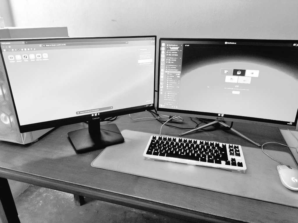 Ya tengo segundo monitor 🥹🩷

El setup en blanco y negro pq me da pena enseñarlo sjdisjdks pero poco a poco armando el setup c: (omg la silla gamer)

Tengo una ergonómica, pero no la uso por el calor unu