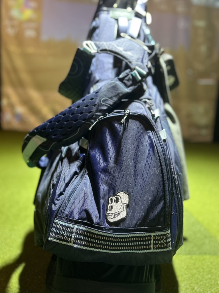 I finally added the <a href="/BoredApeYC/">Bored Ape Yacht Club 🍌</a> patch to my golf bag. Thank you <a href="/NfTscorpio/">Scorpio</a> ready to start the season 🙏🏼🙌🏼🙌🏼