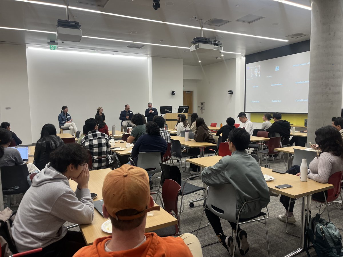 Negotiating a job offer can feel daunting, but our incredible panel of USC faculty helped demystify the process! 📷 Thank you to our panelists for sharing their insights on salary negotiations, evaluating offers, and advocating for fair compensation.