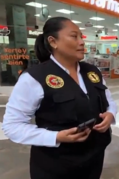 cuenta_sal6396's tweet photo. esta tia pendeja nos saca del mall y ahora pide foto csmmm, matenla https://t.co/kuURE8OpLj