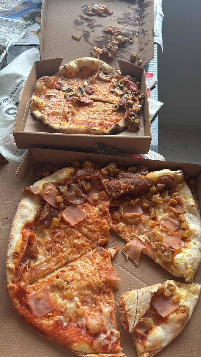 KatheHerar's tweet photo. Pedí 2 pizzas por @RappiColombia de #Vivalapizza por valor de $64.500 pesos, las pizzas llegan totalmente destruidas, hago la reclamación a través del chat solicitando la devolución y solo me reembolsan $30.875 pesos. https://t.co/eDIxVqwxj5