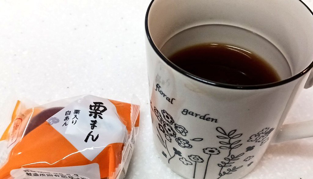 wanikeiba's tweet photo. ルワンダのブルボンナチュラルをフレンチプレスで✨☕✨
焙煎後18日目、Xlite17クリック、湯温91℃といつも通りのレシピで淹れたけど撹拌しすぎたのか少し雑味が出たので甘い栗饅頭とペアリング。
白餡の甘味とコーヒーの苦味がバランス良くそこにフルーティーな酸味が加わり美味しかった😊🎵 https://t.co/6nG0vnw4tv