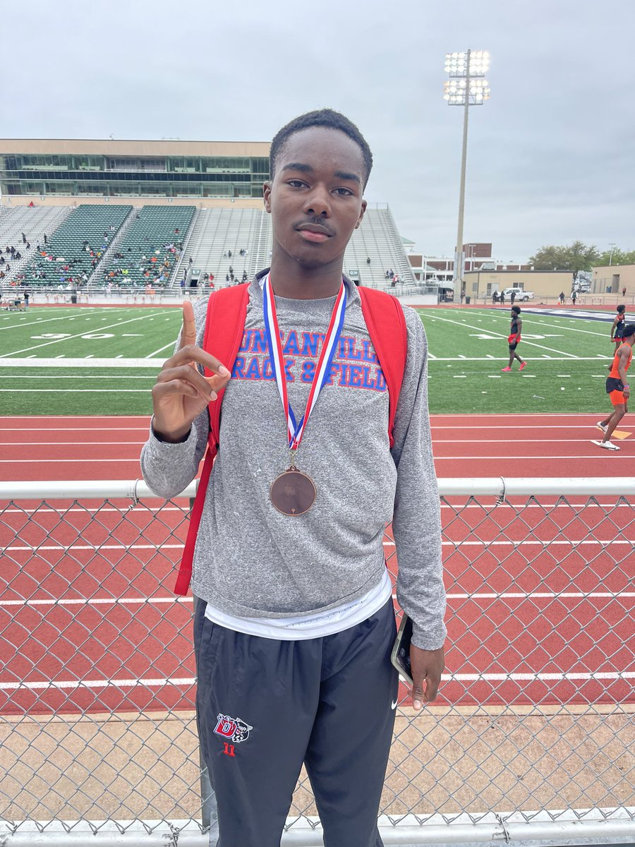 🚨Area Qualifier 🚨
4th: 800m
🏃🏾‍♂️: Jr. Chris Crainey 
#DuncanvilleFAST #CityofChampions