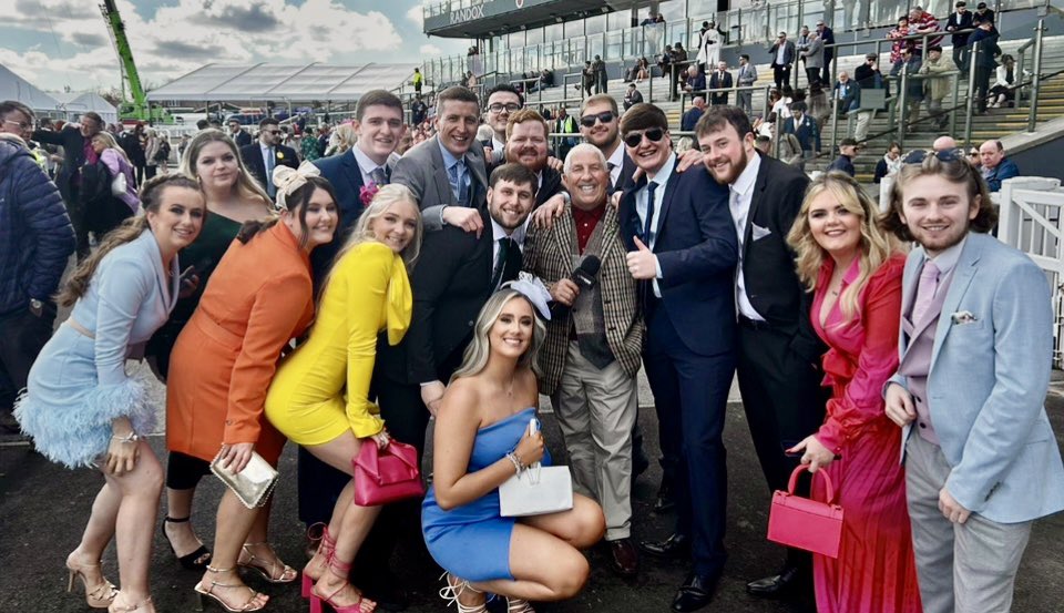 PeteCityPrice's tweet image. Am thrilled I'm at #AintreeFestival #LadiesDay working for the @TheGuideLpool with the team. So come and say hello if you see me . I will be travelling to the race course with @merseyrail love the atmosphere on the trains and it so easy to get there. Pluss I get flip flops 🩴 lol