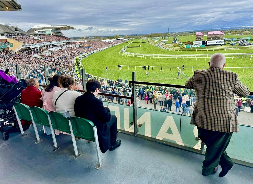 PeteCityPrice's tweet image. Am thrilled I'm at #AintreeFestival #LadiesDay working for the @TheGuideLpool with the team. So come and say hello if you see me . I will be travelling to the race course with @merseyrail love the atmosphere on the trains and it so easy to get there. Pluss I get flip flops 🩴 lol