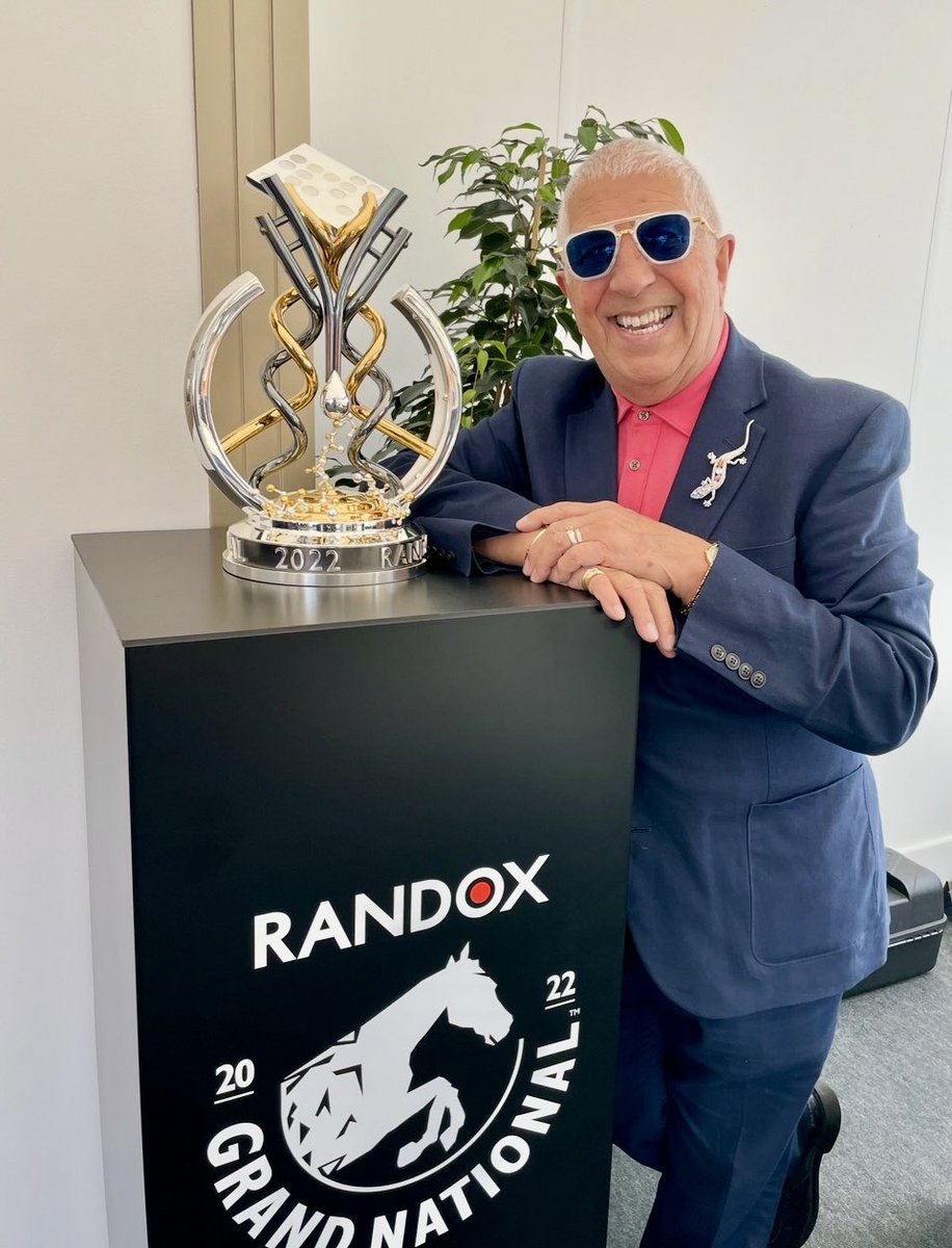 PeteCityPrice's tweet image. Am thrilled I'm at #AintreeFestival #LadiesDay working for the @TheGuideLpool with the team. So come and say hello if you see me . I will be travelling to the race course with @merseyrail love the atmosphere on the trains and it so easy to get there. Pluss I get flip flops 🩴 lol