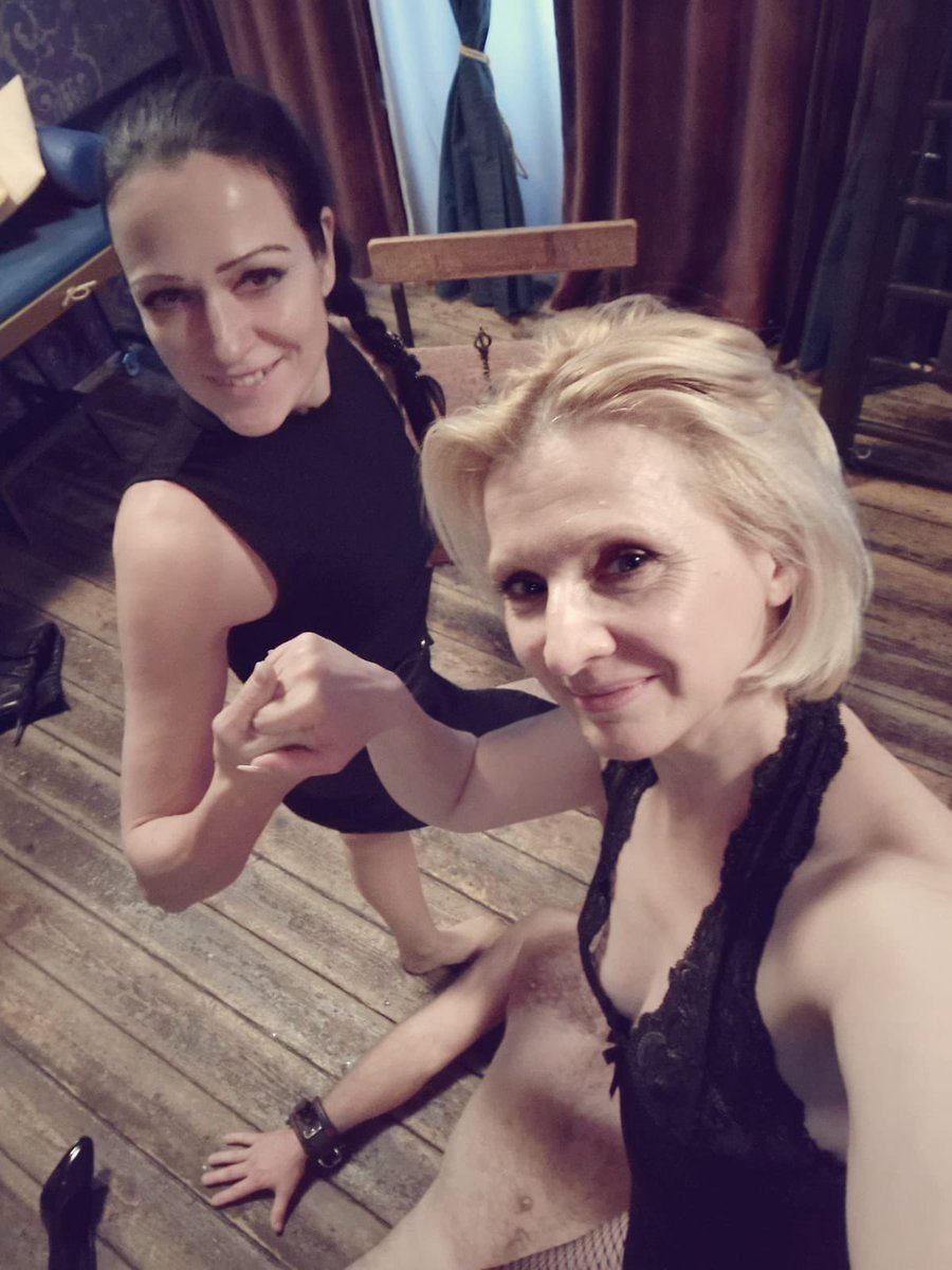 🔞♨️♀️💯Be a role model for #FemaleSupremacy. Women will benefit from it, as well as men.
#VictoryPose
Source: Tumblr wolverinev who commented on it, saying, "A lovely moment captured in time as true female authority is passed on from one generation to another."