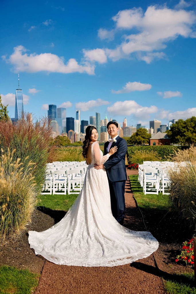 Romance in full bloom! 🌸✨ Eric &amp; Lisa's NYC wedding at Liberty House was the perfect blend of elegance and skyline magic. From their heartwarming first look to a sparkler send-off, every detail was pure perfection! Take a peek via the link below!💍🗽

georgestreetphoto.com/blog/p/eric-an…