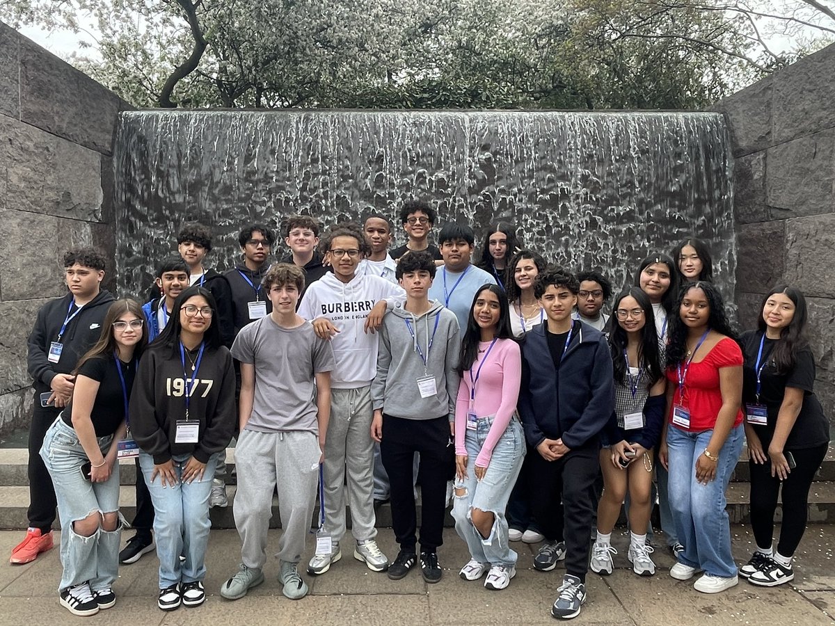 sohackms's tweet photo. 2025 8th Grade Washington DC Trip. Day 1 visit to the FDR Memorial, MLK Jr. Monument and the White House! 🇺🇸 🌸 #BulldogPride 💙💛 https://t.co/QXgK88WehV