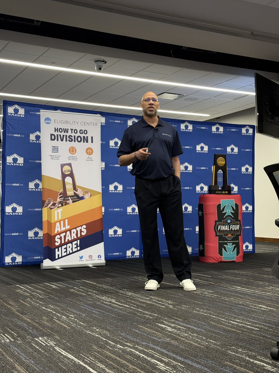 Elizabeth Thompson tweet media