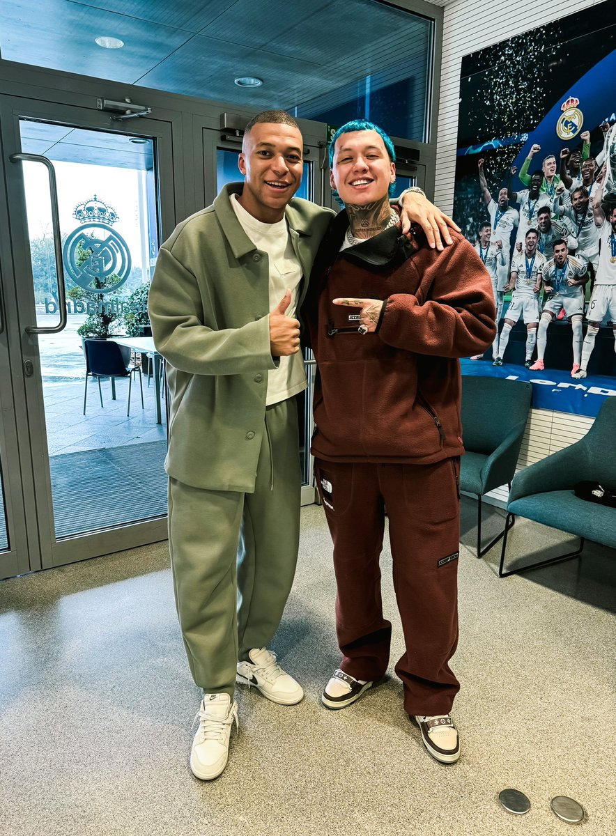 Guarito33's tweet photo. Relajado Foto con JuanchoMessi,  ManoloMbappe ,JuanferVinicius, TatanMilitao 🐕🤣son una burla esos amarrados llenos de bots y así quieren Frontear🤣🐕 https://t.co/dtHKtfzvv3