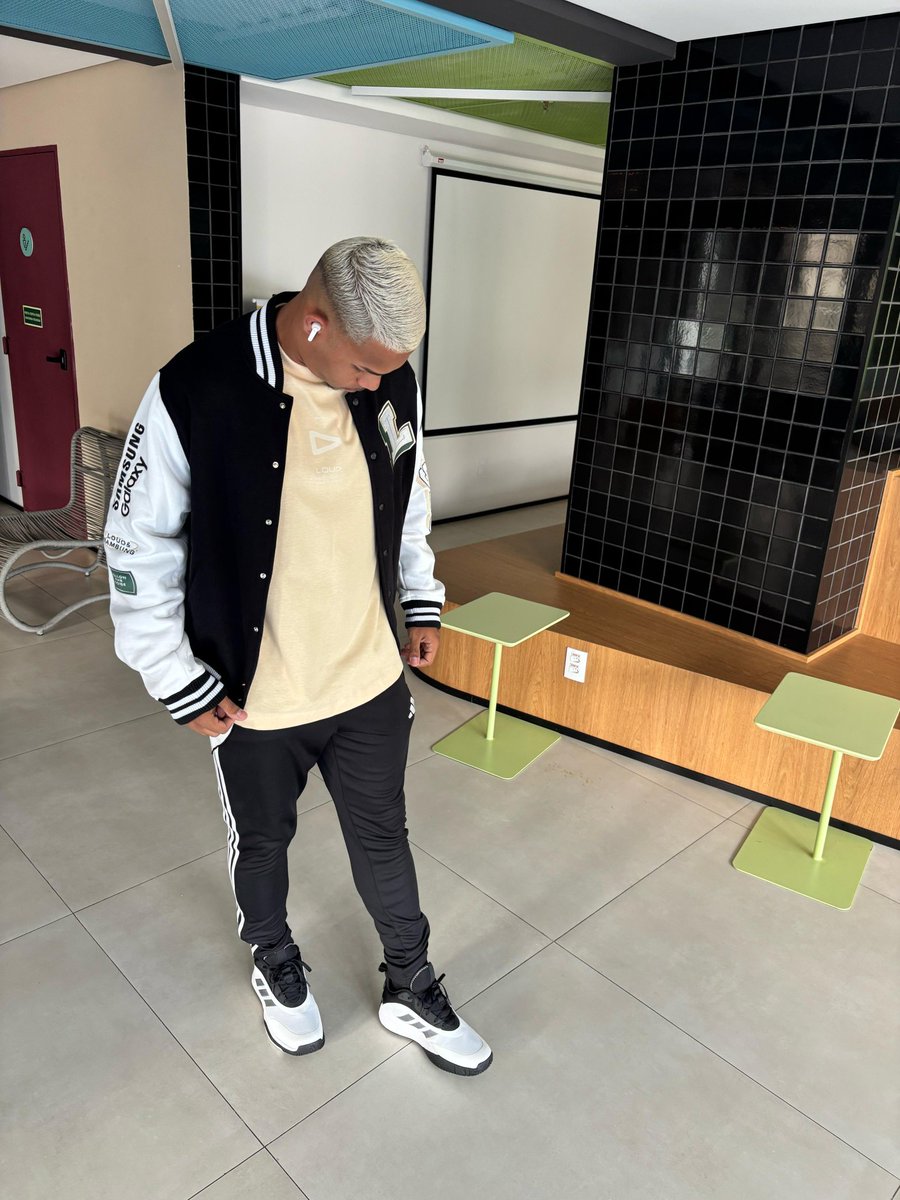 MatosHigor99's tweet photo. Só existe uma jaqueta dessa no mundo e adivinha..🤣🤣
@loudgods fortaleceu muito, q isso 💚 https://t.co/1gTb38Ze19