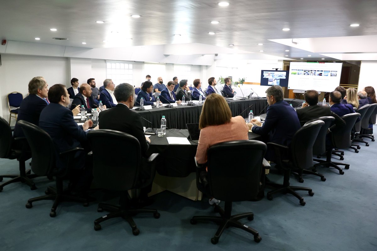 Junto a los gobernadores del Norte Grande, participamos de una importante reunión con las autoridades del <a href="/BIDInvest/">BID Invest - IDB Invest</a> y del <a href="/CFI_Argentina/">CFI</a>, donde se presentó una nueva línea de financiamiento por 200 millones de dólares destinada a fortalecer el sector privado de nuestra región.