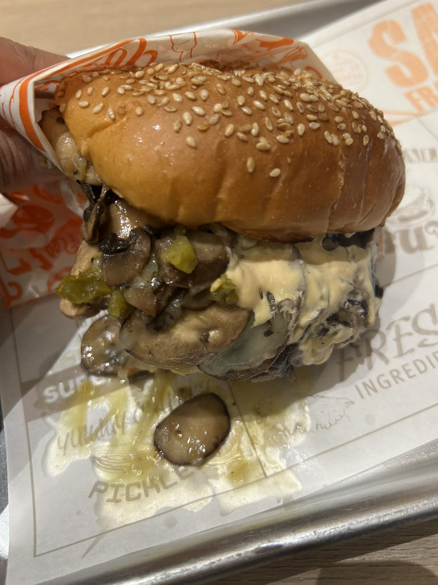 iadd77's tweet photo. 韓国ご飯🇰🇷
📍新論峴 Super Duper🍔

他の人のツイート見てて絶対行きたいと思ってたお店✨️タッチパネルで注文と決済、受取も番号が表示されたら貰うだけだから私含め1人の人多め。今回はトリュフハンバーガー単品だけど、ポテトも美味しいらしいから次はセット頼みたい。 https://t.co/cyZvfch1Od