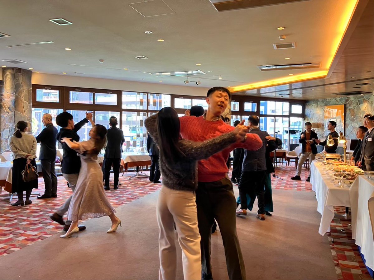 OGさんが練習を見にきてくださいました‼︎ALL一橋競技ダンス部では年に2回、OGOB会を開催しており、長い歴史を築いてこられた先輩方から直接アドバイスをいただけます！🥰先輩方との交流や経験談から刺激を受け、部全体に良い緊張感とやる気が生まれます❤️‍🔥❤️‍🔥
#春から津田塾 #春から一橋 #春から国音