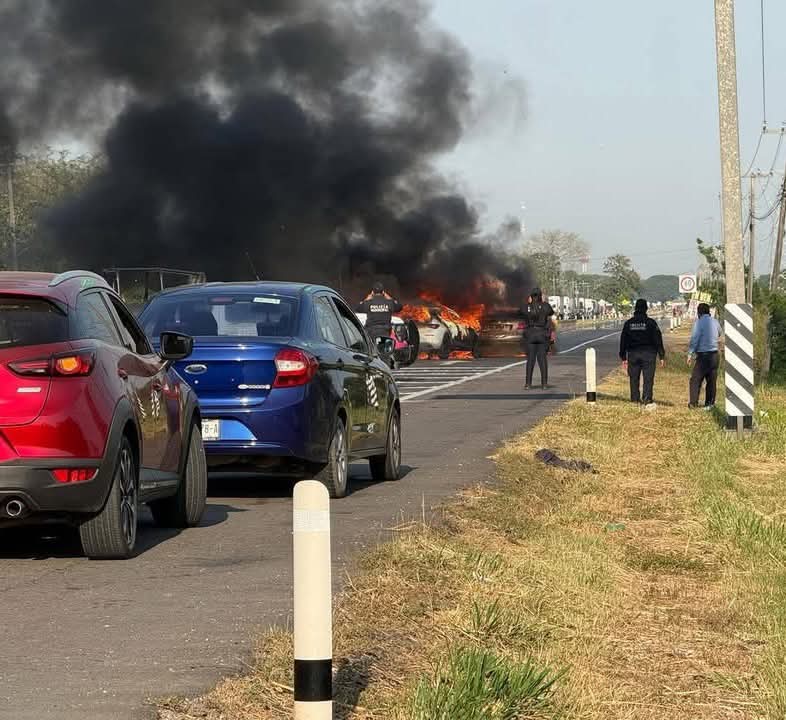Reaccionnmx's tweet image. Precaución siniestro de vehículos sobre la carretera federal Cárdenas-Villahermosa