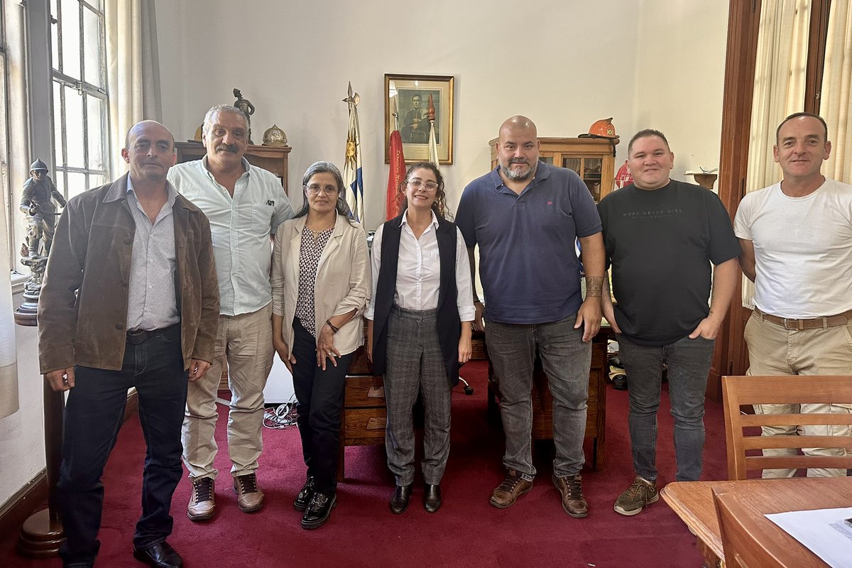 Fuimos recibidos por la Directora Nac de Bomberos, Crio. Mayor Valeria Vasconcellos.
En el encuentro participaron el presidente del sindicato, <a href="/Roberto37484952/">Roberto CARDOZO</a> ; la Sec. gral, Adriana Cabrera; y delegados nacionales.